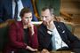 Statsminister Mette Frederiksen (S) og Venstre-formand Jakob Ellemann-Jensen krydsede klinger under en mere end 15 timer lang åbningsdebat, men de kunne dog give hinanden en krammer efterfølgende.
