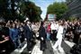 Den ikoniske fodgængerovergang på Abbey Road i London - her med medlemmer af et Beatles-coverband. (Arkivfoto)