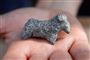 Lille figur af et firbenet dyr fundet under den arkæologiske udgravning i En Esur i Israel. Området kaldes på arabisk Ein Asawir.