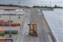 En medarbejder ved en containerterminal døde søndag af svære kvæstelser, som vedkommende pådrog sig i forbindelse med en arbejdsulykke fredag. Her stødte to såkaldte straddle carriers sammen. En straddle carrier er en form for containerkran. (Arkivfoto).
