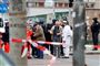 En politibetjent taler med en jødisk mand i den tyske by Halle, hvor en mand skød og dræbte to personer.