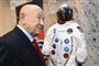 I en verden af kendte astronauter satte Aleksej Leonov med historiens første rumvandring sit aftryk. Her går den nu afdøde russer forbi en rumdragt brugt af den amerikanske astronaut Buzz Aldrin. (Arkivfoto)