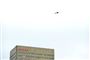 En helikopter flyver over shoppingcenteret Arndale i Manchester. Ifølge politiet er en mand i 40'erne blevet anholdt efter knivstikkeriet. Politiet modtog anmeldelsen om knivstikkeriet lidt før klokken 11.30.