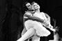 Her ses Alicia Alonso sammen med den russiske balletdanser Azari Plisetski under en opførelse af "Svanesøen" i Paris i 1970.