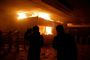 En metrostation i Chile står i brand, efter at demonstranter har sat ild den på grund af utilfredshed med høje billetpriser. 
