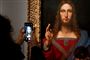 En kopi af Leonardo da Vincis maleri " Salvator Mundi", som er malet af en af mesterens elever, er udstillet på Louvre, men ikke selve originalen. Det originale maleri har ikke været udstillet eller set offentligt, siden det blev solgt på auktion i november 2017 for et beløb svarende til 2,7 milliarder kroner.