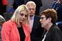 Forsvarsminister Trine Bramsen (S) fik talt med sin tyske kollega, Annegret Kramp-Karrenbauer (th.) om det tyske forslag om en europæisk styrke i Syrien, da Nato-forsvarsministrene torsdag mødtes i Bruxelles.