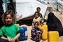 En familie står i kø for at få vand i al-Hol-lejren i Syrien. (Arkivfoto)