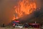 Brandmænd ankommer for at bekæmpe den såkaldte "Tick Fire", som er skyld i, at mange har måttet forlade deres hjem i Californien.