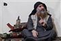 Dette billede er fra en video udsendt af Islamisk Stat i april, som menes at vise IS-leder Abu Bakr al-Baghdadi. Det var første gang i fem år, at offentligheden så IS-lederen. Det vides ikke, hvornår videoen er optaget.