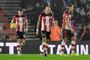 Southamptons Jannik Vestergaard (til højre), Oriol Romeu og Pierre-Emile Højbjerg og de øvrige af holdets spillere var ude for en regulær afklapsning, da Leicester vandt 9-0 i fredags i Premier League.