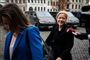 Kia Reumert, der er anklager i svindelsagen mod Britta Nielsen, ankommer til Københavns Byret i fredags. Tirsdag blev sagen udskudt, fordi det skal undersøges om der kan anvendes en særlig paragraf.
