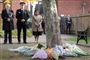 Premierminister Boris Johnson og chefen for politiet i Essex, Ben-Julian Harrington,og indenrigsminister Priti Patel nedlagde ved en ceremoni mandag blomster i  Grays i Essex øst for London til minde om 39 mennesker, som døde i en lastbil nær London i sidste uge.