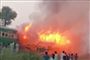 Flere passagerer omkom, da de forsøgte at undslippe flammerne ved at hoppe af toget. Ulykken skete i Punjab-provinsen torsdag.