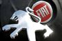 De velkendte logoer for Peugeot og Fiat. Moderselskaberne bag de populære bilmærker er enige om at gå sammen og danne verdens fjerdestørste bilkoncern.