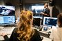 Der er både værter bag mikrofonerne og folk i teknikken, mens de sidste programmer sendes. Sendetilladelsen udløber ved midnat.