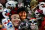 I La Paz i Bolivia kunne man torsdag finde masker i flere butikkier, der skulle forestille den bolivianske præsident, Evo Morales, blandt de uhyggelige halloween-masker.