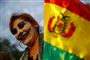 I Bolivia gik udklædte demonstranter på gaden i protest mod regeringen og præsident Evo Morales. Her ses en kvinde med ansigtsmaling under en demonstration i La Paz.