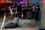 Blodige scener ved shoppingcentret i Hongkong. Overvågningsbilleder viser episode, hvoraf det også fremgår, at en anden mand lå bevidstløs i en pøl af sit eget blod, efter at han var blevet stukket flere gange i ryggen.
