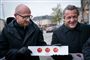 Tidligere programchef Mads Brügger og Jakob Kvist, der skulle have været direktør for Radio24syv, deltog tirsdag i en demonstration foran Kulturministeriet i protest mod det udbud, der sendte kanalen ud i mørket. Indenfor diskuterede politikerne sagen.
