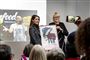 Leif Sylvesters gedeplakat overrækkes til H.K.H. Prinsesse Marie af Folkekirkens Nødhjælps generalsekretær, Birgitte Qvist-Sørensen i Toldbodens lokaler
