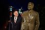 USA's udenrigsminister, Mike Pompeo, afslørede fredag en statue af den tidligere amerikanske præsident Ronald Regan ved USA's ambassade i Berlin. Udenrigsministeren er på et to dage langt besøg i Tyskland forud for 30-årsdagen for Murens fald lørdag.