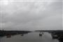 Fiskere sejler deres både tilbage mod havnen, mens det trækker op til storm i form af den fremrykkende cyklon Bulbul. Den ventes lørdag aften at ramme kystområderne i Bangladesh, hvor den kan forårsage store ødelæggelser og oversvømmelser.