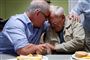 Den australske premierminister, Scott Morrison (til venstre), har i weekenden besøgt flere af de evakuerede beboere i New South Wales. Her ses han med den 85-årige Owen Whalan, der har måttet forlade sit hus i Koorainghat på grund af brandene.