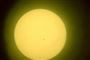 Så lidt fylder solsystemets inderste planet, Merkur, der her ses som en lille prik nær solens midte. Det sker i gennemsnit kun 13 gange på et århundrede, at en Merkur-passage hen over solen kan ses fra Jorden. Fænomenet indtræffer mandag den 11. november om eftermiddagen.
