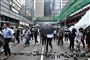 Demonstranter i Hongkong har brugt brosten til at spærre veje under de igangværende protester. Onsdag blev en 70-årig mand ramt i hovedet af en brosten, som blev kastet mellem grupper af demonstranter. (Arkivfoto).