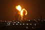 To ildkugler ses i det fjerne efter et israelsk luftangreb et må¨l i den sydlige del af Gaza fredag. Natten til lørdag har Israel foretaget nye angreb fra luften. Angiveligt for at gengælde raketaffyringer fra Gazastriben.