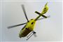 Helikopter henter kvæstet bilist