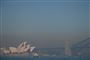 Mandag aften lokal tid var Sydney indhyllet i en tyk røg fra de mange skovbrande omkring storbyen. Byens klassiske bro, Harbour Bridge, var svær at få øje på for den tunge mørke røg.