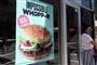 Burger King har lanceret en plantebaseret burger ved navn Impossible Whopper.