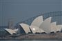 Operahuset i Sydney og Harbour Bridge er fredag indhyllet i røg fra bushbrandene i delstaten New South Wales.