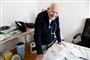 Den franske læge Christian Chenay, der er 98 år, praktiserer stadig i en forstad til Paris, hvor nogle af hans patienter er kommet hos ham i årtier.