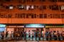 Vælgere stod i kø for at stemme i Tseung Kwan O-distriktet i Hongkong søndag, hvor der meldes om rekordhøj valgdeltagelse.