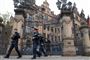 Tyske politifolk forlader det palads i Dresden, der huser det historiske museum Grünes Gewölbe. Efter mandagens kup vil Tysklands kulturminister, Monika Grütters, indkalde til konference om sikkerhed på landets museer.