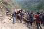Trafikulykker sker jævnligt i det bjergrige Nepal. Billedet her er fra marts 2017, hvor mindst 24 mennesker blev dræbt, da en bus kørte af vejen i distriktet Jajarkot i den vestlige del af landet.