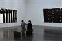 Pierre Soulages, hvis malerier her ses i baggrunden, er kendt for stort set udelukkende at bruge sort i sine værker. I december åbner Louvre for en stor udstilling med kunstneren.
