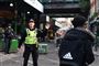 En betjent genner folk væk fra Borough Market fredag efter formodet knivangreb på London Bridge.