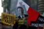 En demonstrant holder et billede frem af Maltas premierminister, Joseph Muscat, med et blodplettet ansigt. Søndag fortsatte demonstrationerne uden for parlamentet.