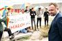 Klima-, Energi- og Forsyningsminister Dan Jørgensen (S) står tirsdag i den bizarre situation, at han skal diskutere en klimalov i Folketingssalen, mens han forhandler sin egen i ministeriet.