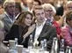Dot Wessmann læner sig ind til Morten Messerschmidt under et møde. De kigger begge til siden som op mod en scene. 