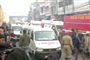 En fabriksbrand i New Delhi har søndag kostet flere mennesker livet, skriver flere medier.