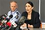 New Zealands premierminister, Jacinda Ardern, holdt tirsdag pressemøde om mandagens vulkanudbrud, der har kostet mindst fem mennesker livet.