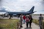 Her ses familiemedlemmer til de passagerer, der var om bord på Hercules C-130-flyet.