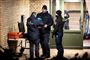 Forskellige politikredse og PET slog onsdag til mod 20 adresser over hele landet. 21 blev anholdt, og torsdag fremstilles ni personer i grundlovsforhør. På billedet her arbejder politiet i en opgang i Valby onsdag.