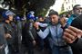 Mange tusinde mennesker er på gaden i Algeriets hovedstad, Algier, for at udtrykke deres vrede over torsdagens præsidentvalg. Kandidaterne er det gamle regimes folk, siger demonstranter.