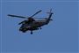 En militærhelikopter flyver 13. december mod lufthavnen efter bjærgningsmissionen.